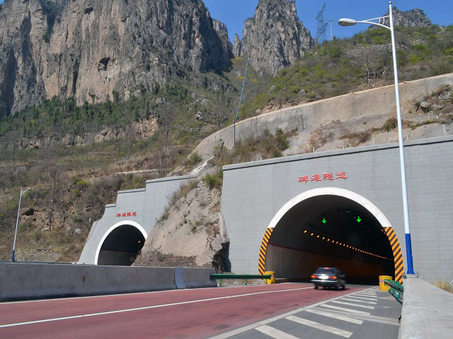 长平高速碑滩隧道